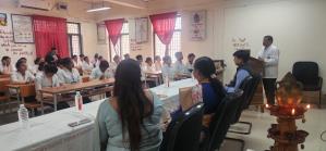 BRD मेडिकल कॉलेज और गवर्नमेंट कॉलेज ऑफ नर्सिंग में संचार कौशल पर विशेष प्रशिक्षण सत्र आयोजित

BRD मेडिकल कॉलेज के प्रिंसिपल एवं डीन डॉ. रामकुमार जायसवाल तथा गवर्नमेंट कॉलेज ऑफ नर्सिंग की प्रिंसिपल डॉ. अल्का सक्सेना के मार्गदर्शन में आज नर्सिंग विद्यार्थियों के लिए “संचार कौशल (Communication Skills)” पर एक दिवसीय प्रशिक्षण सत्र आयोजित किया गया।